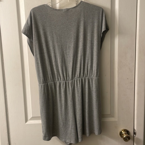 Ecote light gray shortsleeved v-neck poly blend ribbed ROMPER size large - Picture 8 of 10